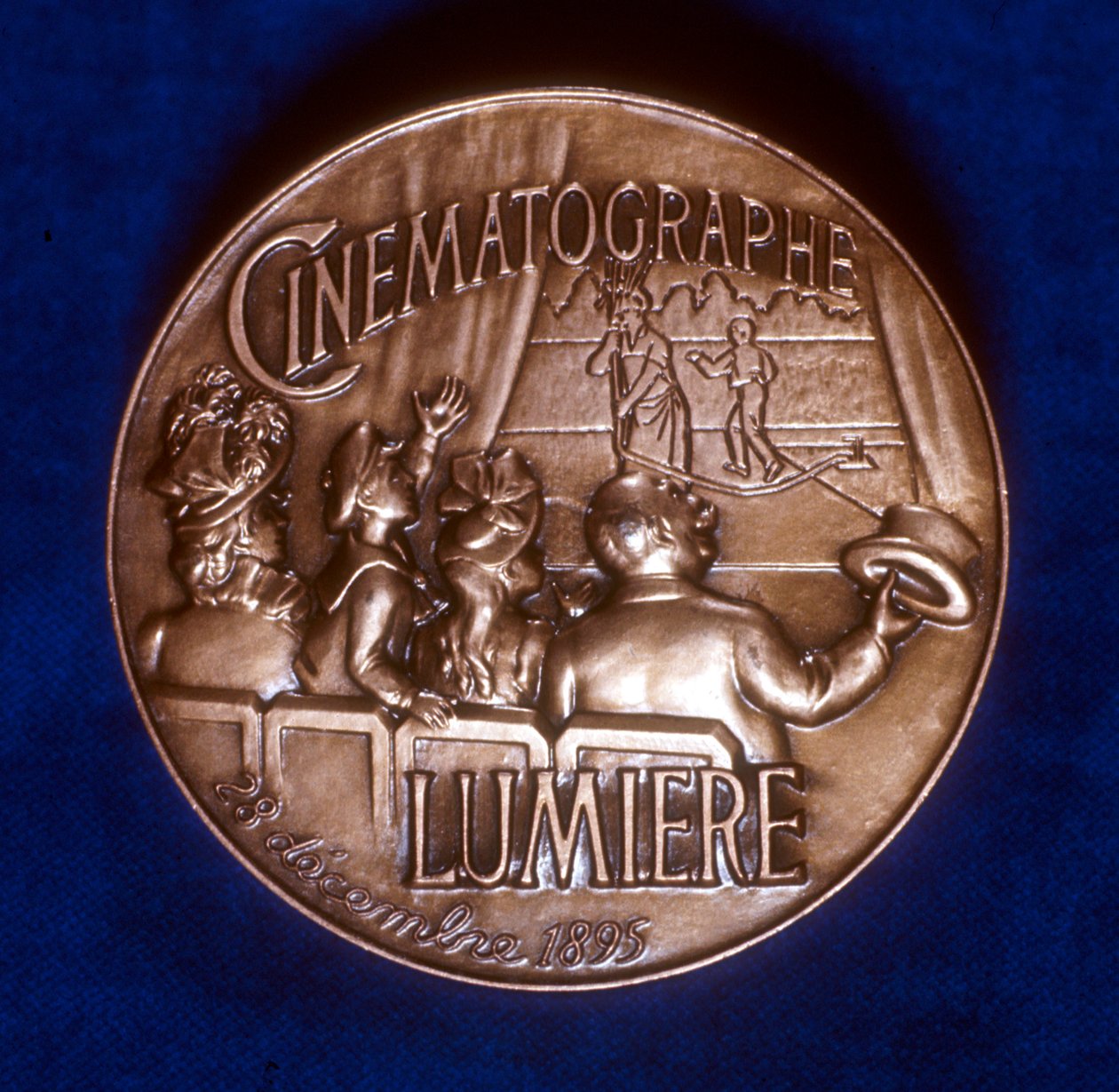 A Lumiere fivérek 50 éves filmművészetének emlékére készült érem hátlapja, 1945 alkotó: Unbekannt