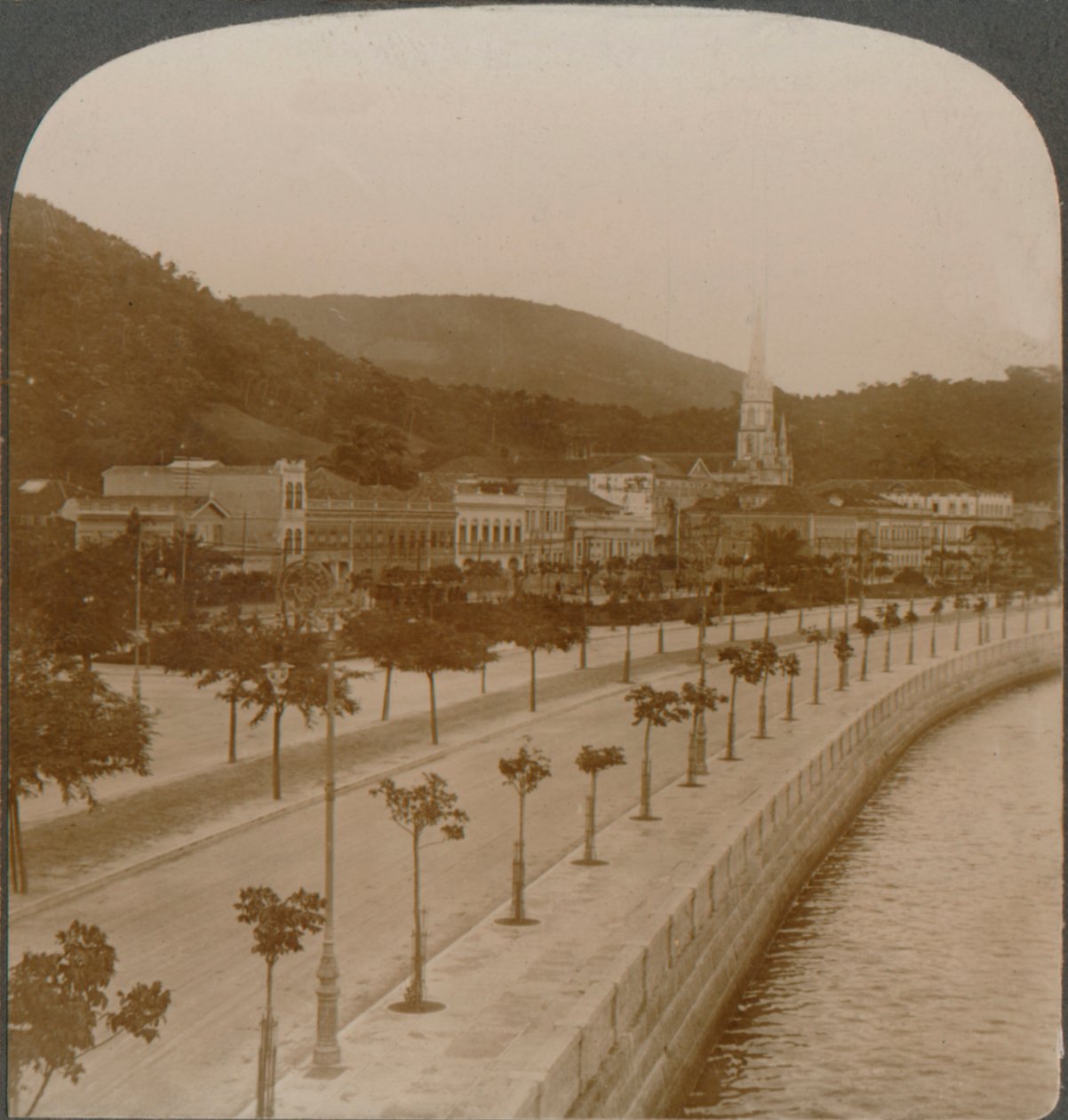 Rio Janeiros 5 mérföldes rakpart, körülöleli a világ legnagyobb szárazföldi öblét, c1900 alkotó: Unbekannt