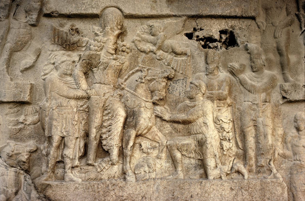 Szikladombormű, amely I. Shapur szász királyt (241-72), Valerian római császárt (kb. 240-260) és perzsa hadvezéreket ábrázol, 3. század (kő) alkotó: Unbekannt