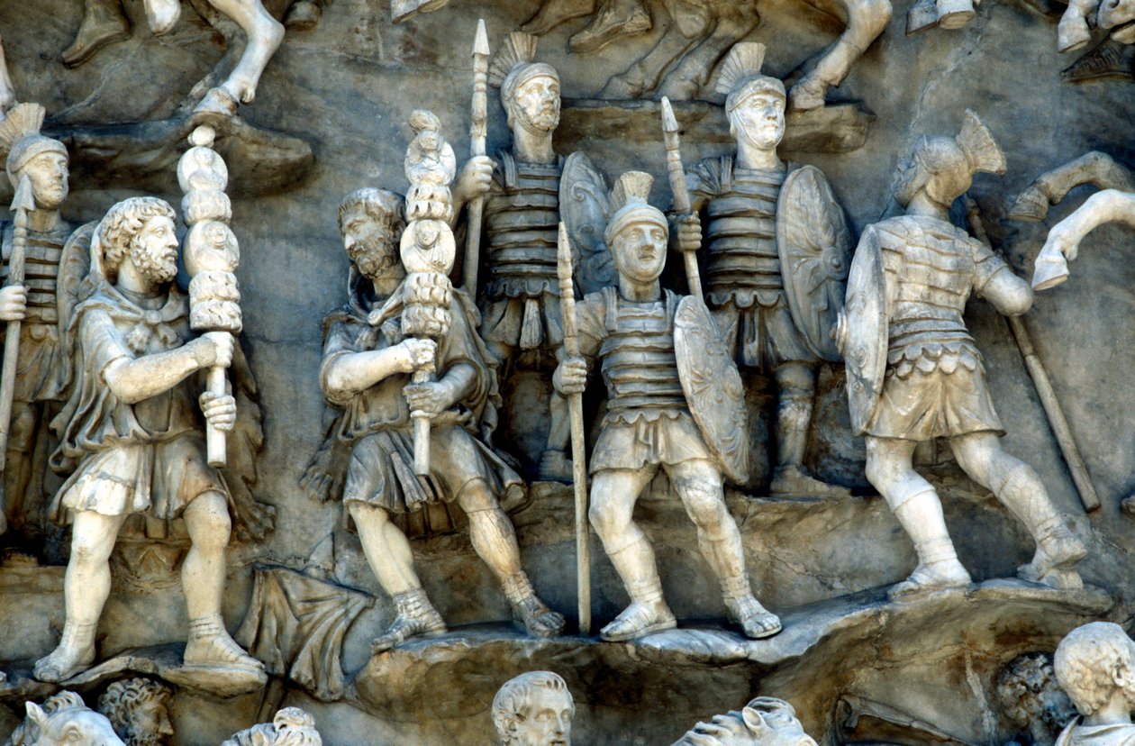 Római katonák részt vesznek a decursióban, a máglya rituális körözésében, 180-196 alkotó: Unbekannt
