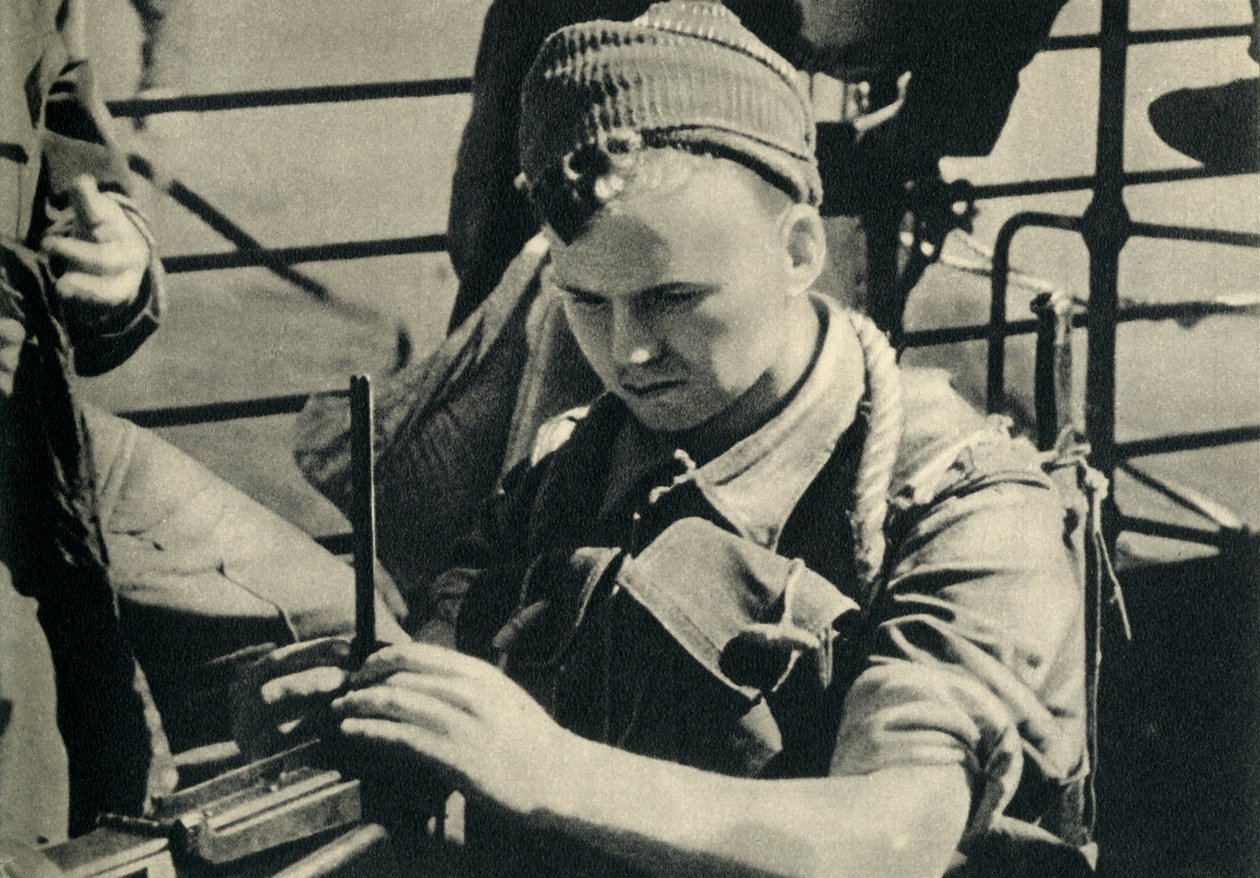 A királyi tengerészgyalogság ellenőrzi géppuskáját, II. világháború, 1939-c1943, 1944. alkotó: Unbekannt