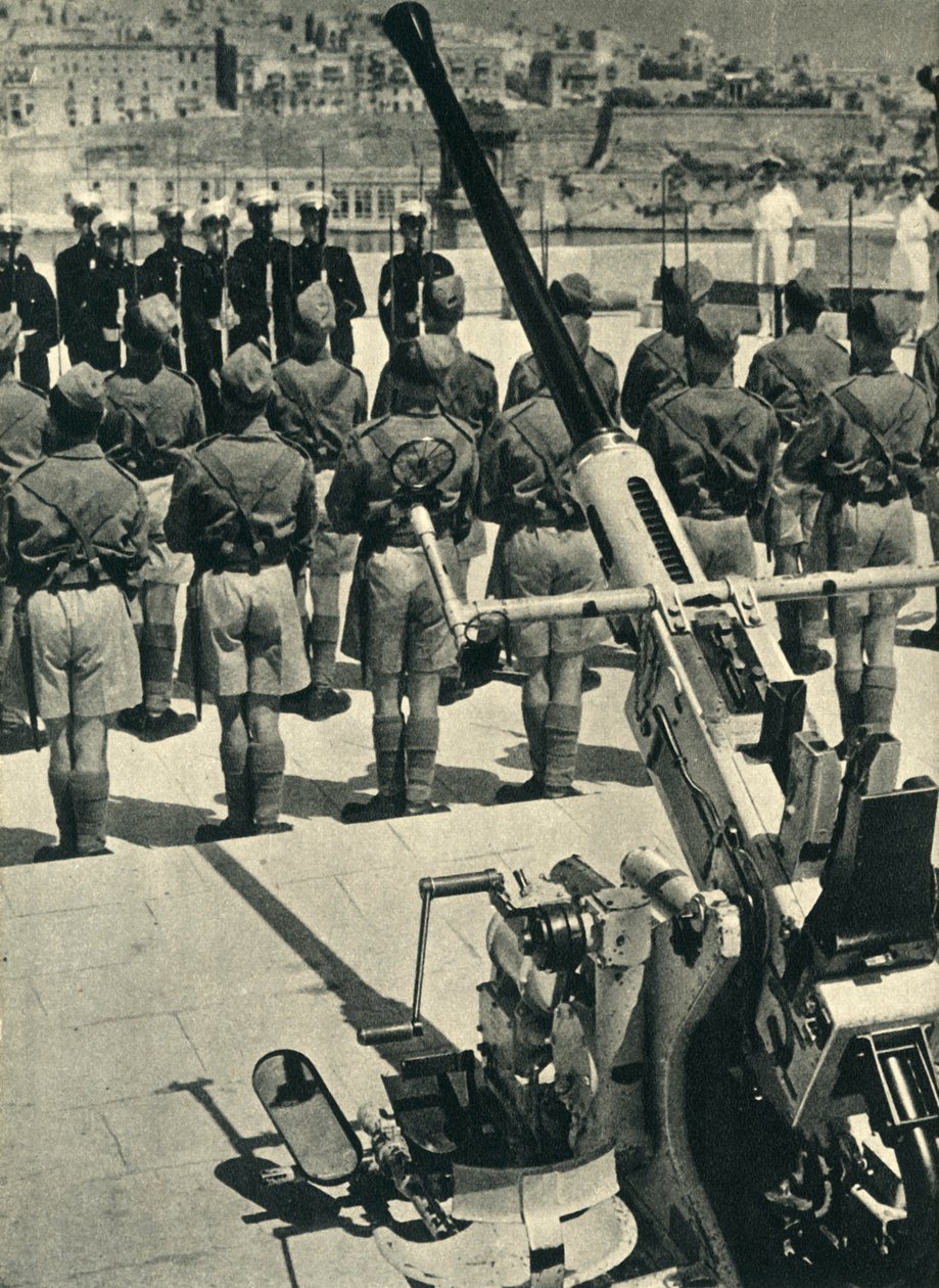 Királyi tengerészgyalogosok a Málta sikeres védelmét ünneplő parádén, a második világháború, 1943, 1944. alkotó: Unbekannt