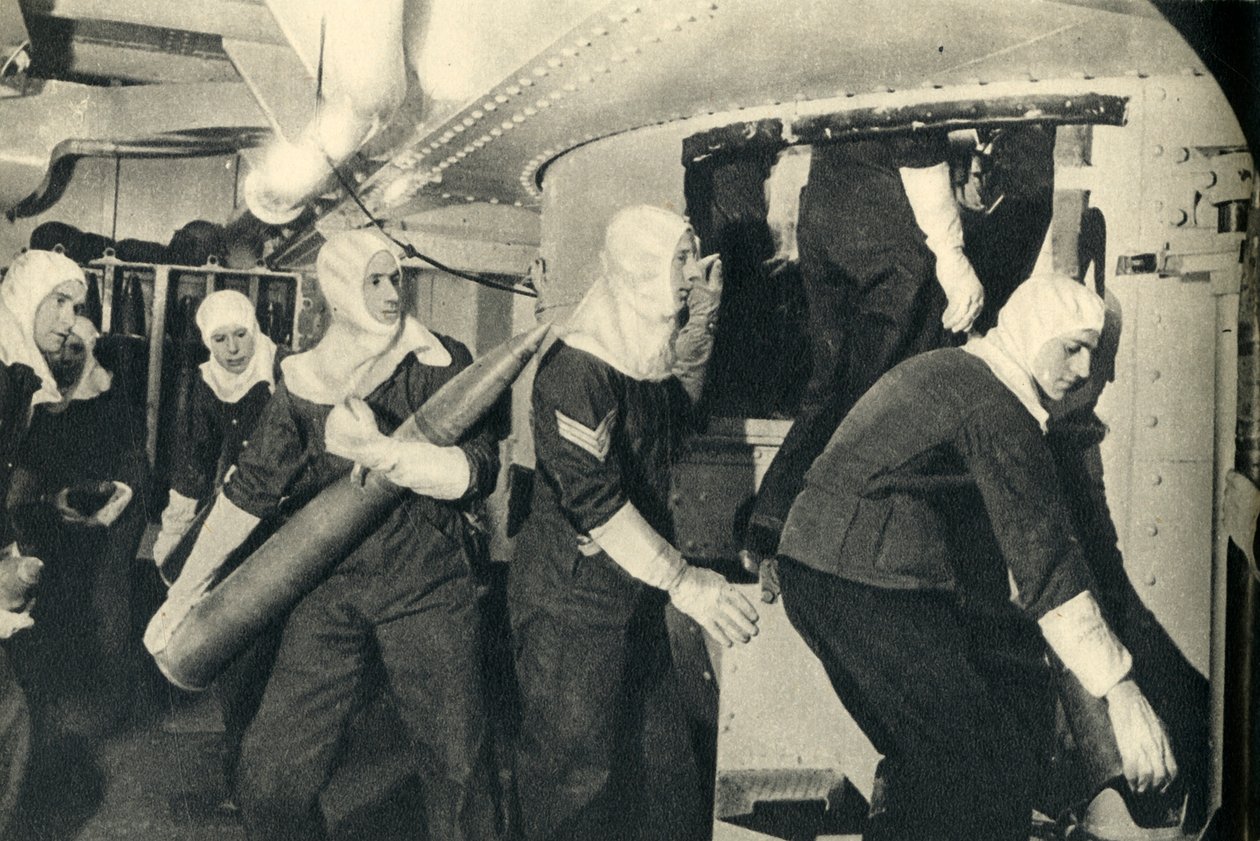 Királyi tengerészgyalogság lőszert kezel a HMS Illustrious fedélzetén, II. világháború, 1939-c1943, 1944. alkotó: Unbekannt