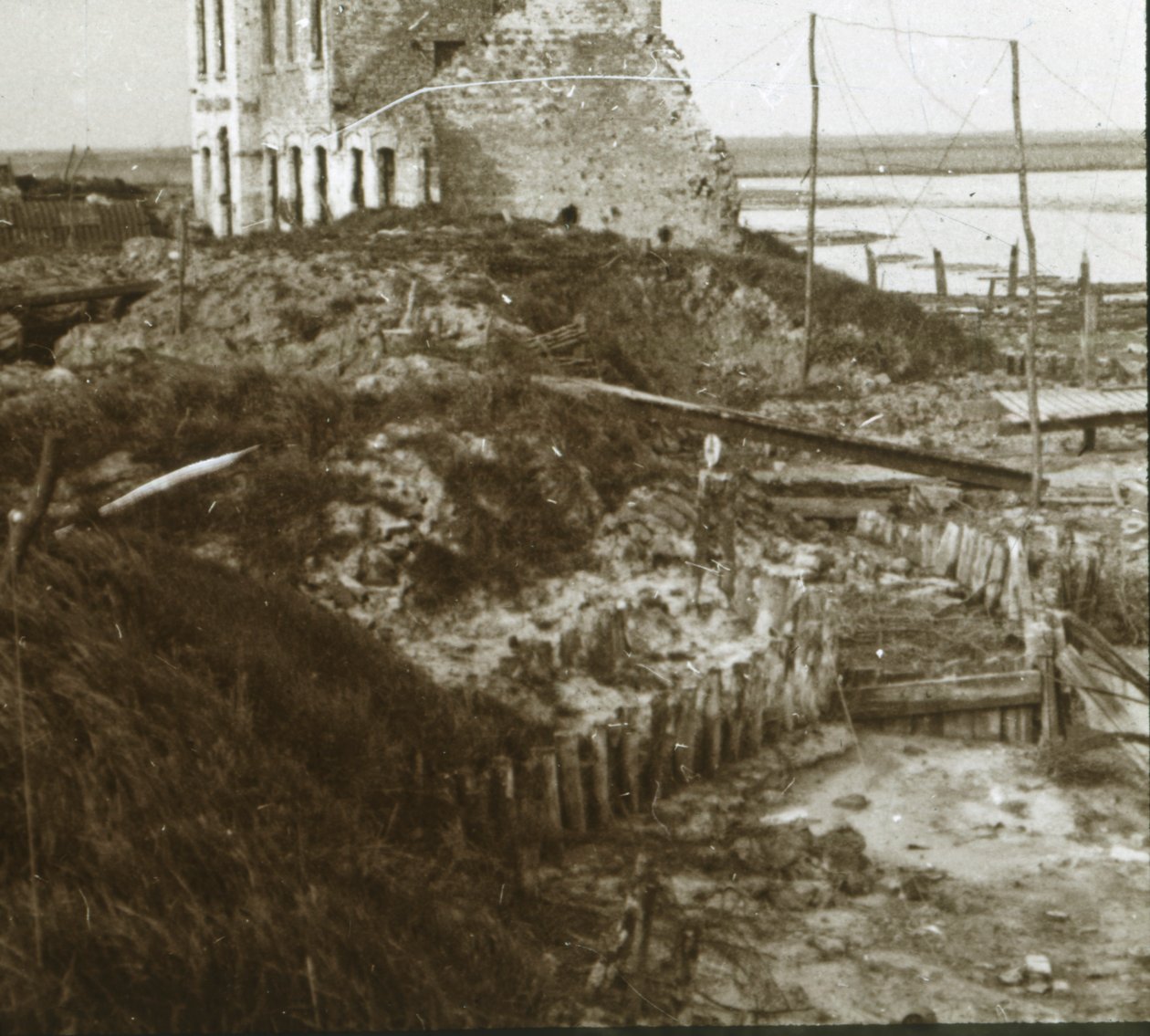 Romos épület és árkok a part mentén, c1914-c1918 alkotó: Unbekannt