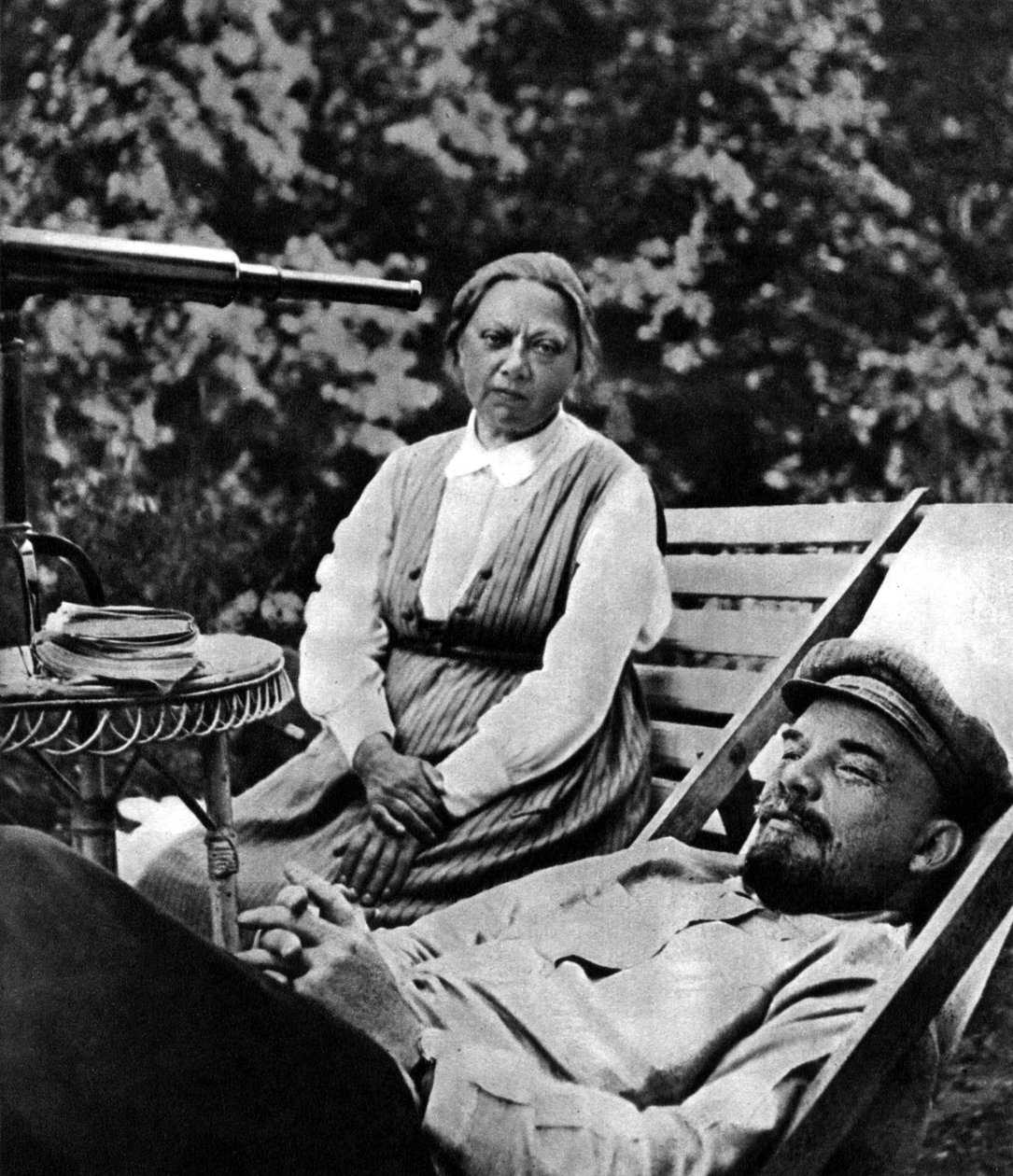 Vlagyimir Lenin orosz bolsevik vezető és Nadezsda Krupszkaja, Gorki, Szovjetunió, 1922 alkotó: Unbekannt