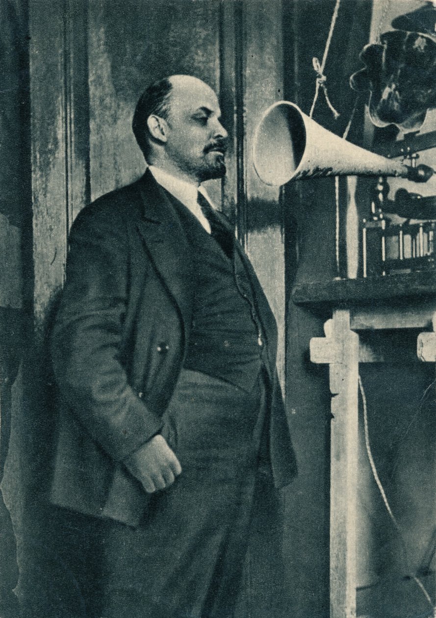 Vlagyimir Lenin orosz bolsevik vezető egy rádiófelvételen a Kremlben, Moszkva, Oroszország, 1919 alkotó: Unbekannt