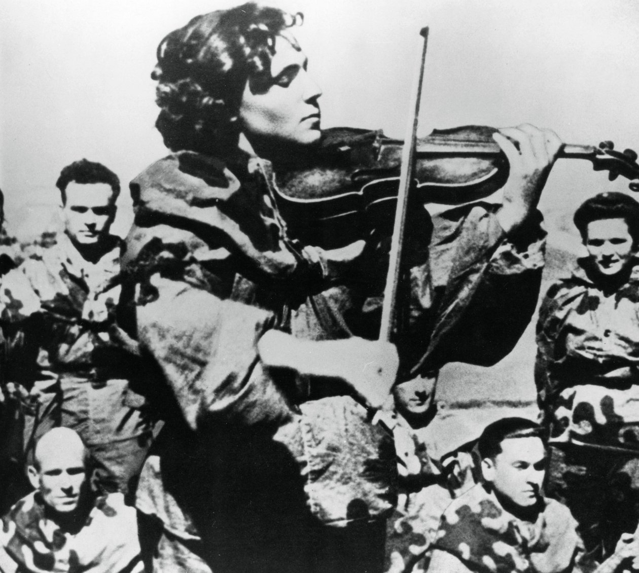 Orosz hadsereg ápolónője hegedül, Keleti Front, 1944 alkotó: Unbekannt