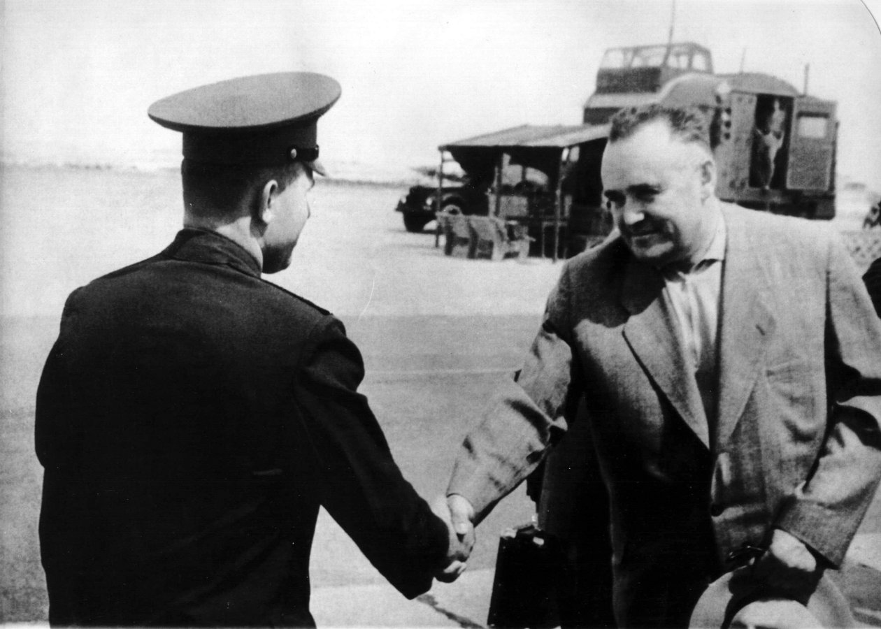 Jurij Gagarin orosz űrhajós és Szergej Koroljov rakétamérnök, 1961 alkotó: Unbekannt