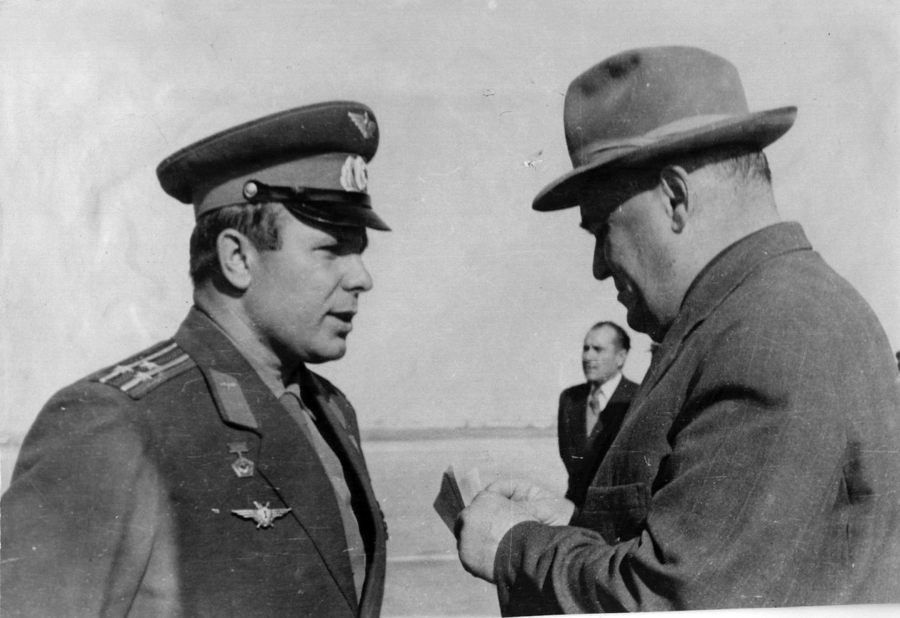 Jurij Gagarin orosz űrhajós és Szergej Koroljov rakétamérnök, 1961 alkotó: Unbekannt