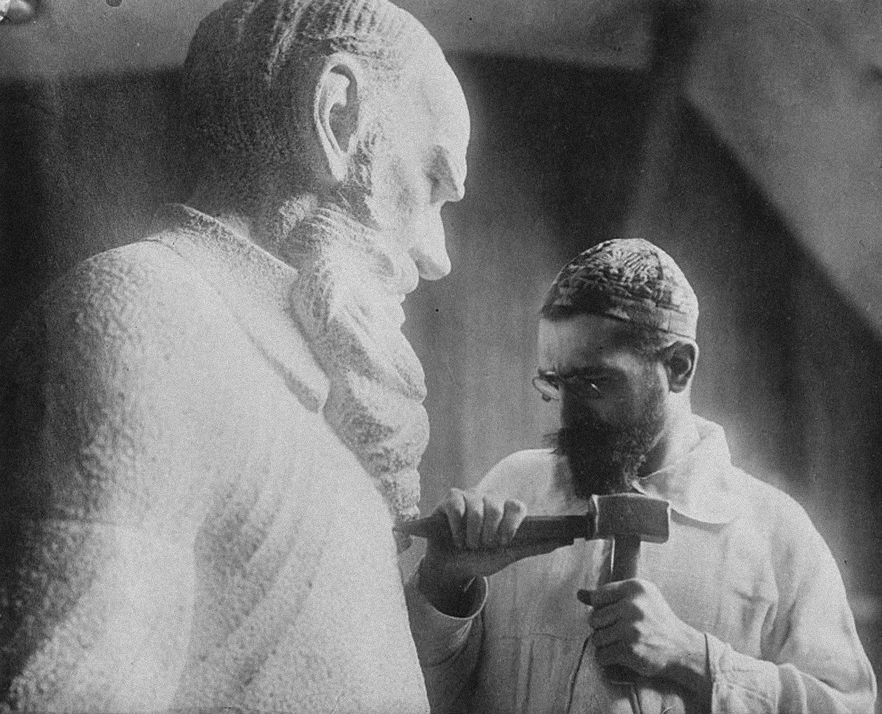 Szergej Merkurov orosz szobrász 1881-1952 Lev Tolsztoj szobrán dolgozik alkotó: Unbekannt