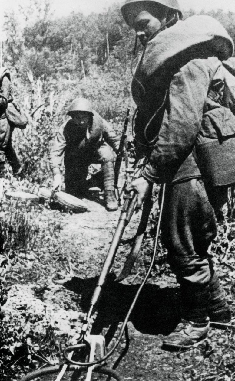 Orosz katonák aknamentesítésben, Minszktől nyugatra, 1944 alkotó: Unbekannt