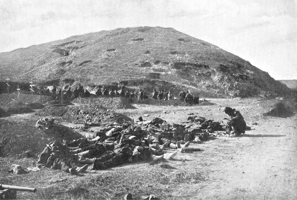 Orosz katonák töltényeket gyűjtenek a halottaktól temetés előtt, orosz-japán háború 1904-5 alkotó: Unbekannt