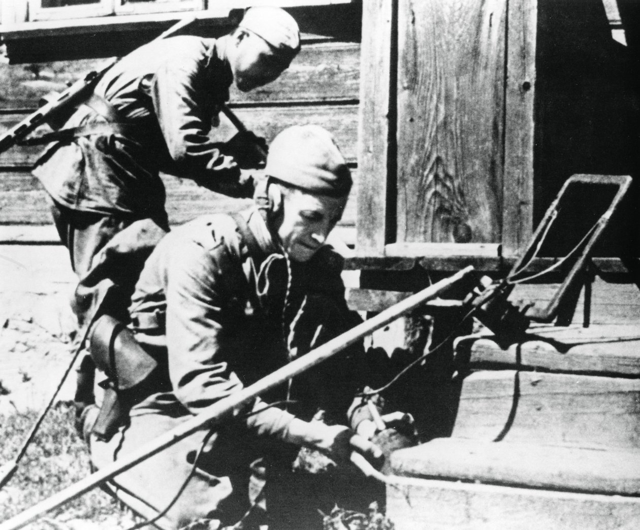 Orosz katonák aknadetektorral egy csapdába esett házat eltakarítanak, Keleti Front, 1944 alkotó: Unbekannt