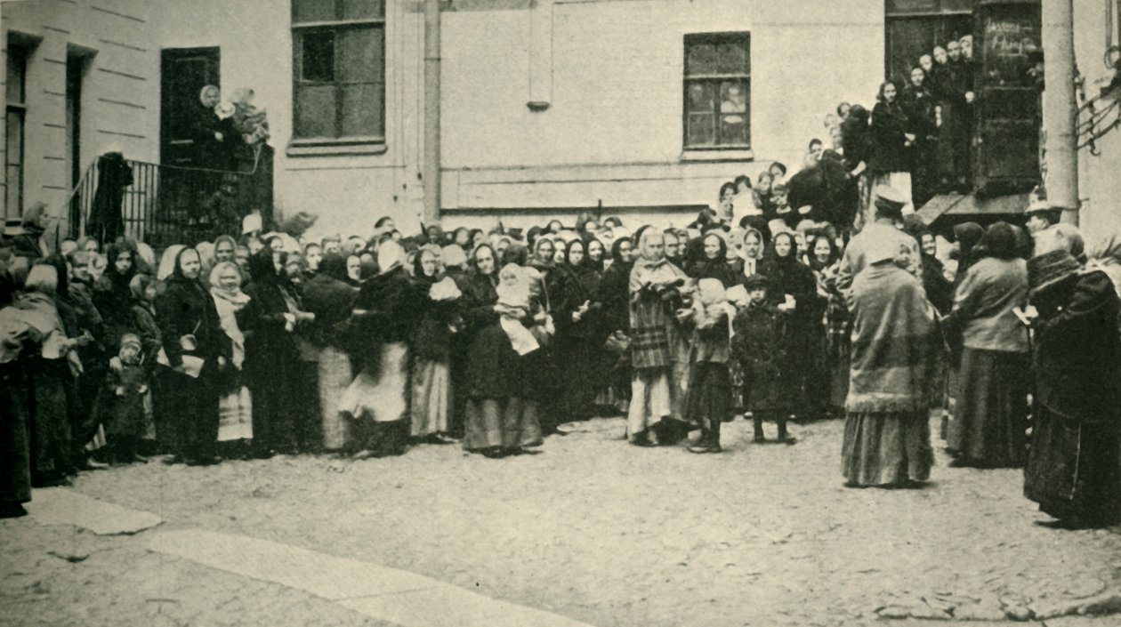 Orosz katonák feleségei hírekre várnak a frontról..., Első világháború, 1915, c1920. alkotó: Unbekannt