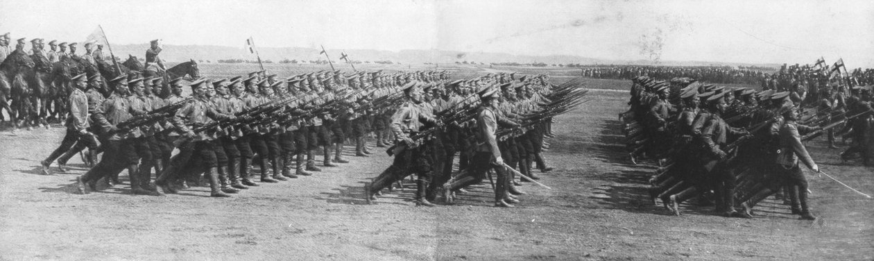 Orosz csapatok parádéznak Raymond Poincares francia elnök oroszországi látogatása idején, 1914. július 22-én. alkotó: Unbekannt