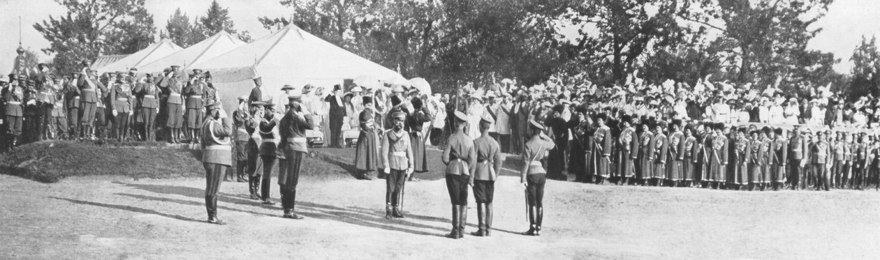 Orosz csapatok tisztelegnek II. Miklós cár előtt, Krasznoje Selo, 1914. július 22. alkotó: Unbekannt