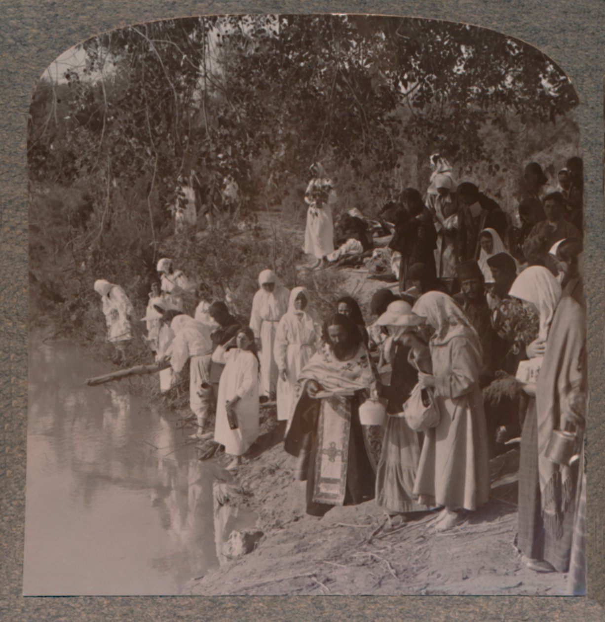 Orosz nők szolgálatot teljesítenek a Jordán partján, c1900 alkotó: Unbekannt