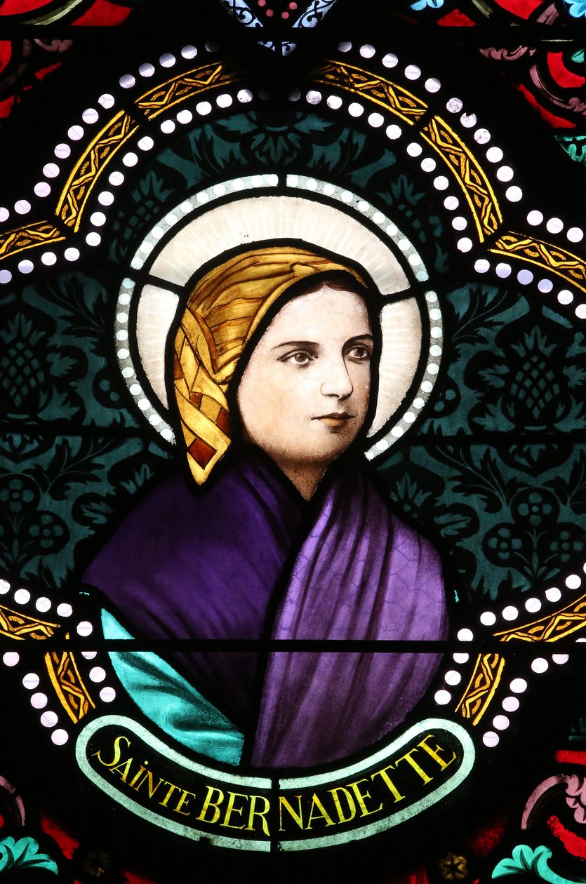 Szent szív templom. Ólomüveg ablak. Ste Bernadette Soubirous a Mária-jelenésekről ismert, 20160604, Moulins, Franciaország alkotó: Unbekannt