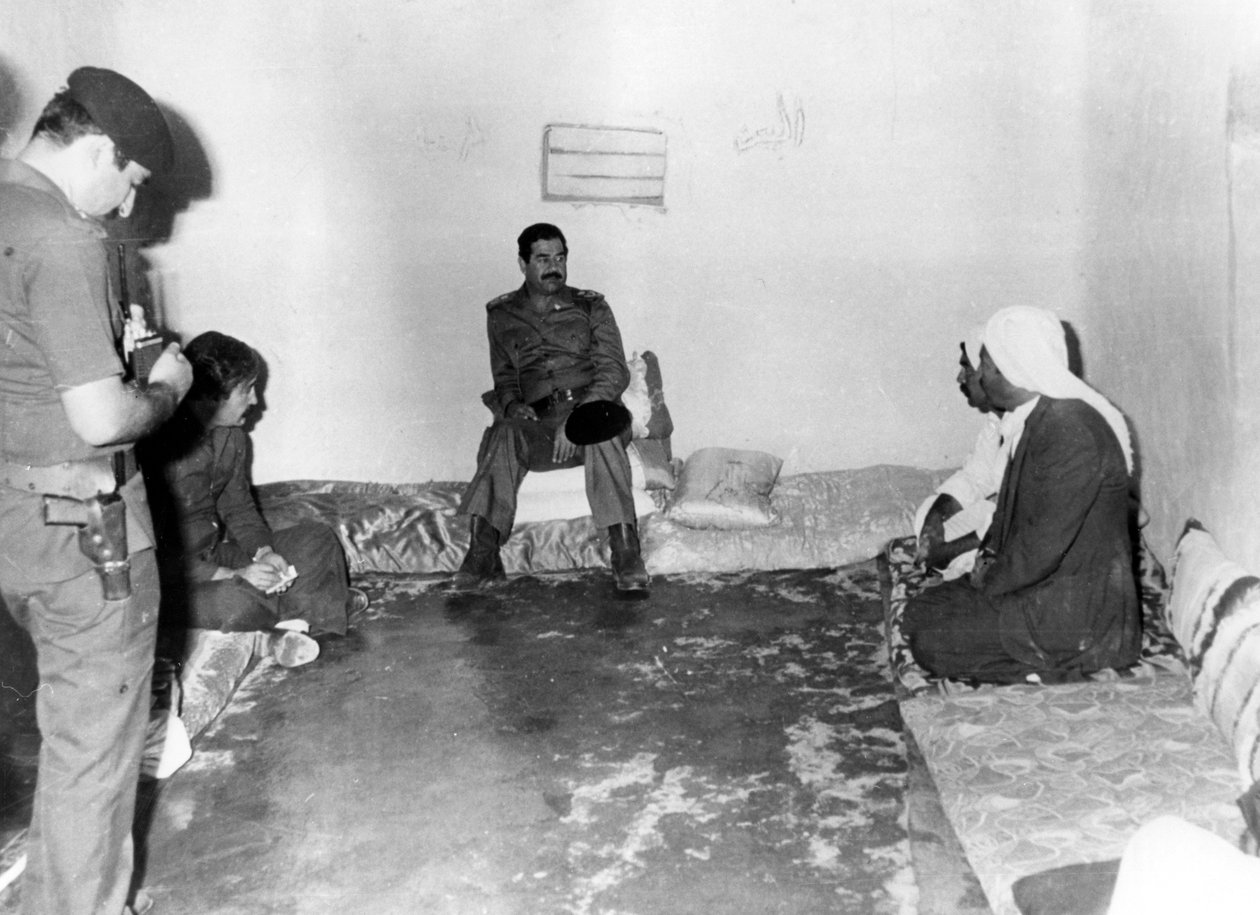 Szaddám Husszein meglátogat egy parasztházat Bászrában, Irakban, 1987 alkotó: Unbekannt
