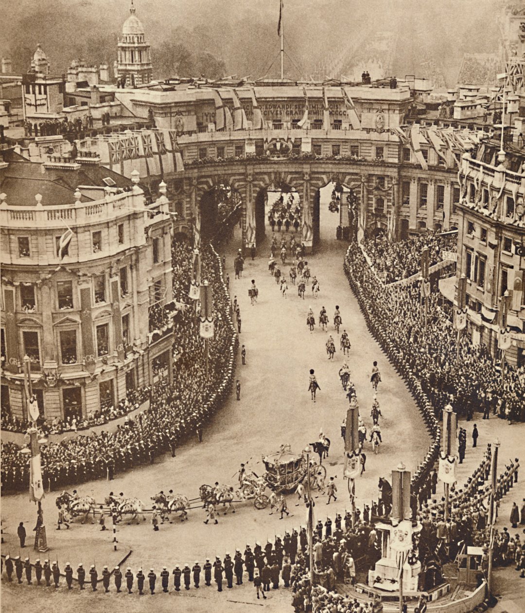 Sailors Line The Route a Trafalgar Square-en, 1937. május 12 alkotó: Unbekannt