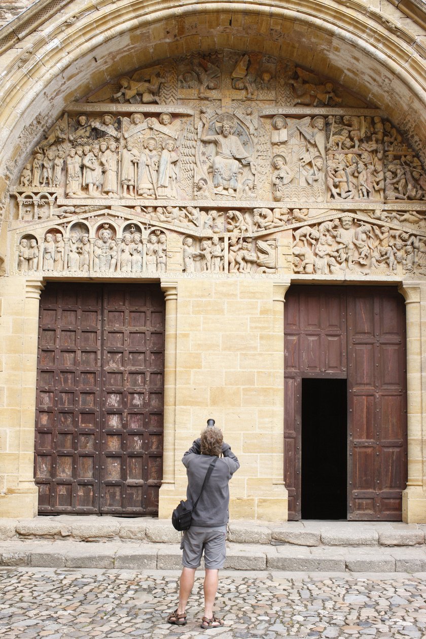 Sainte Foy apátság templomajtói és timpanon, Conques, Franciaország alkotó: Unbekannt