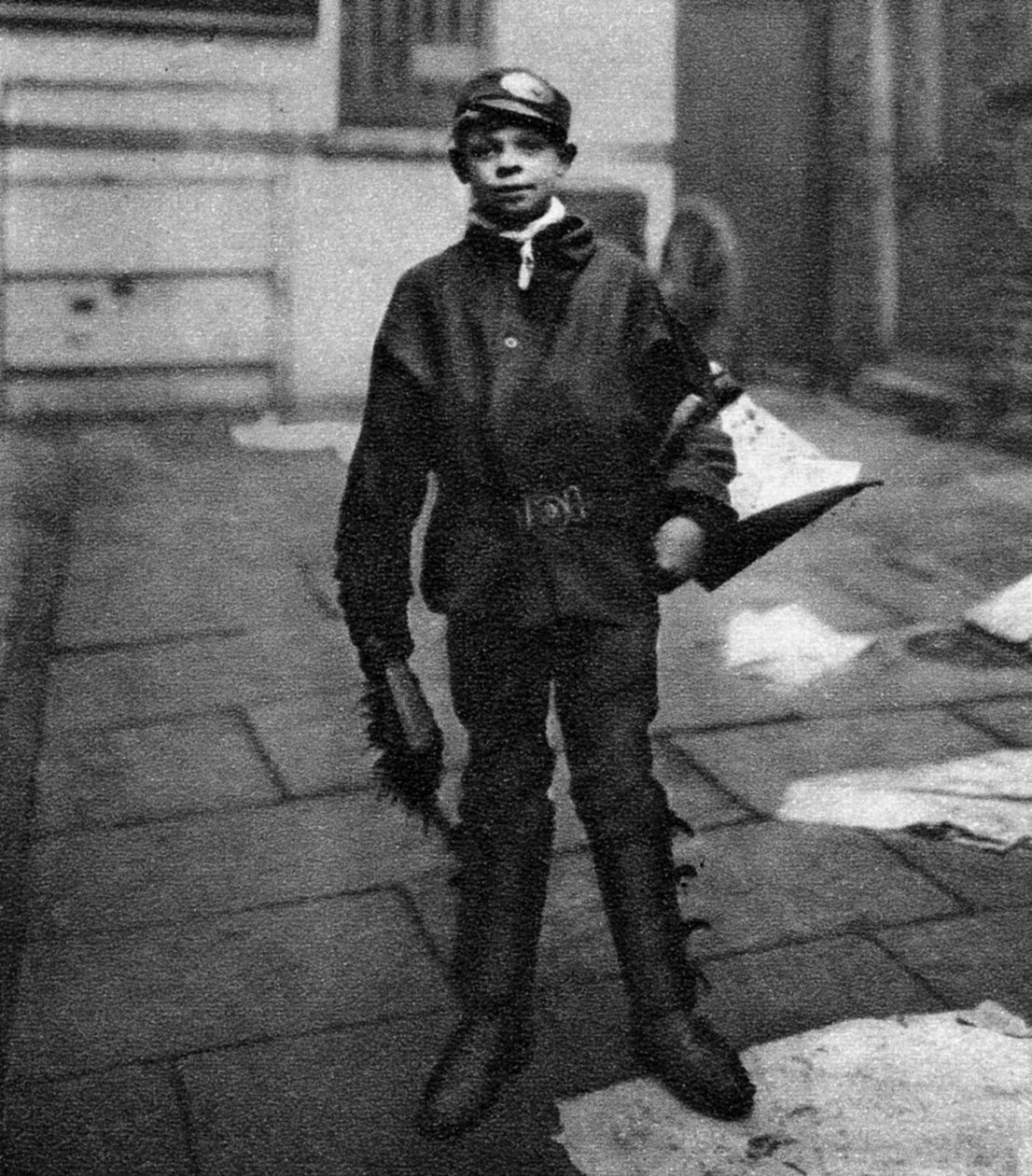 Scavenger fiú, aki feltakarítja a lóürüléket az úton, London, 1926-1927 alkotó: Unbekannt