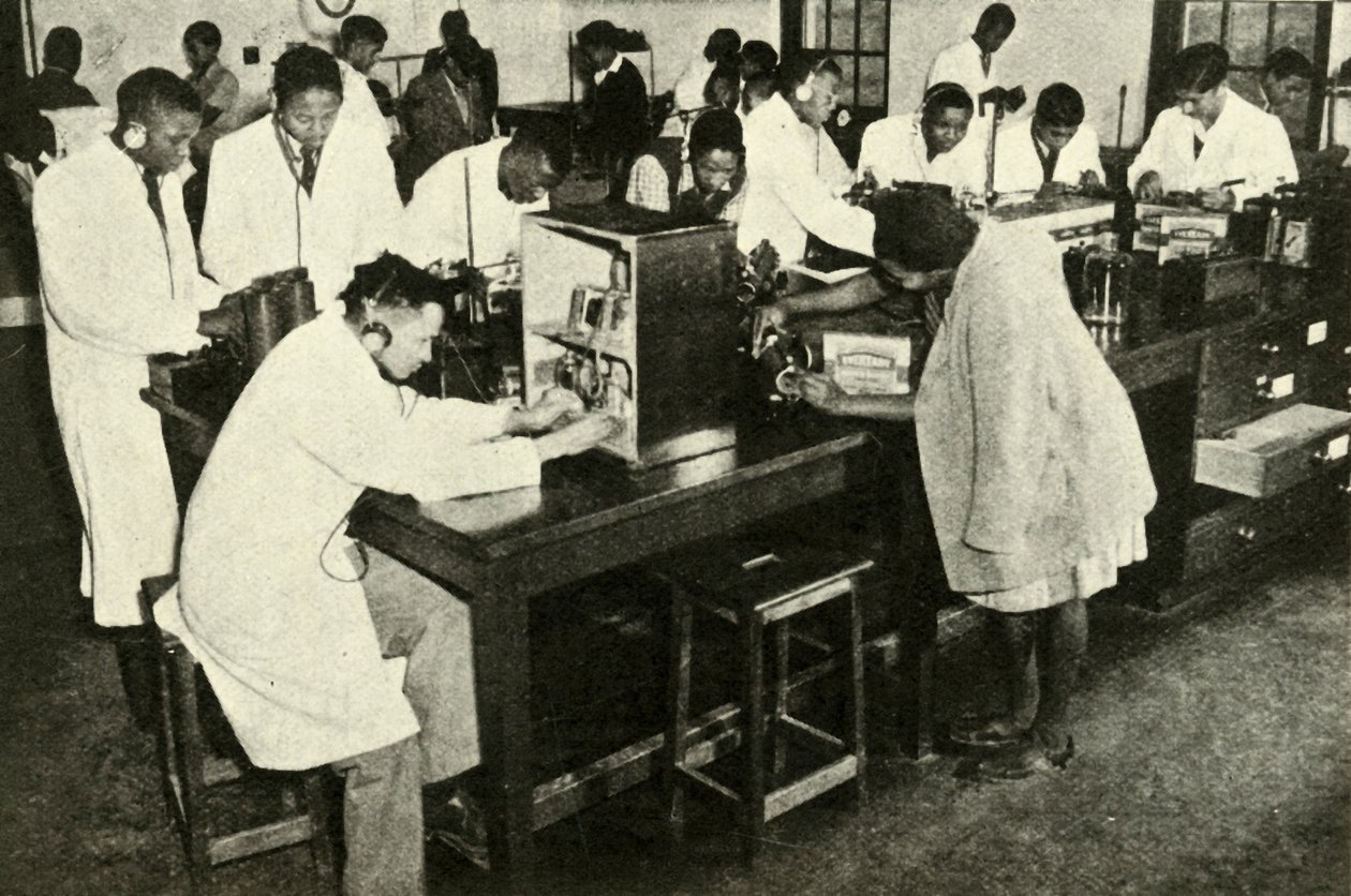 Jelenetek a bennszülött főiskolán – Diákok a fizikai laboratóriumban, 1948. alkotó: Unbekannt