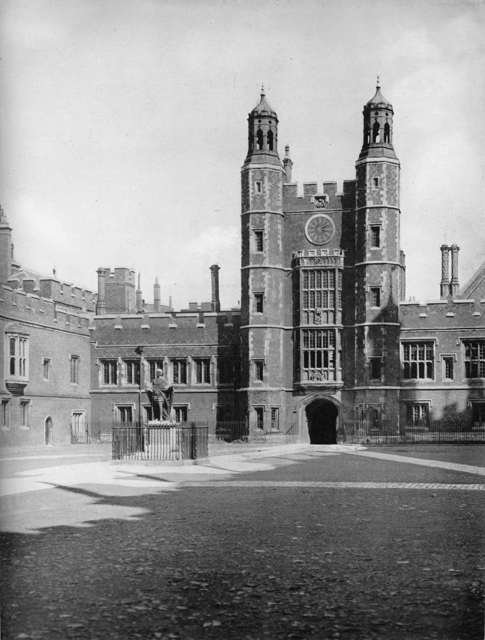 Az iskola udvara és a Luptons Tower, 1926 alkotó: Unbekannt