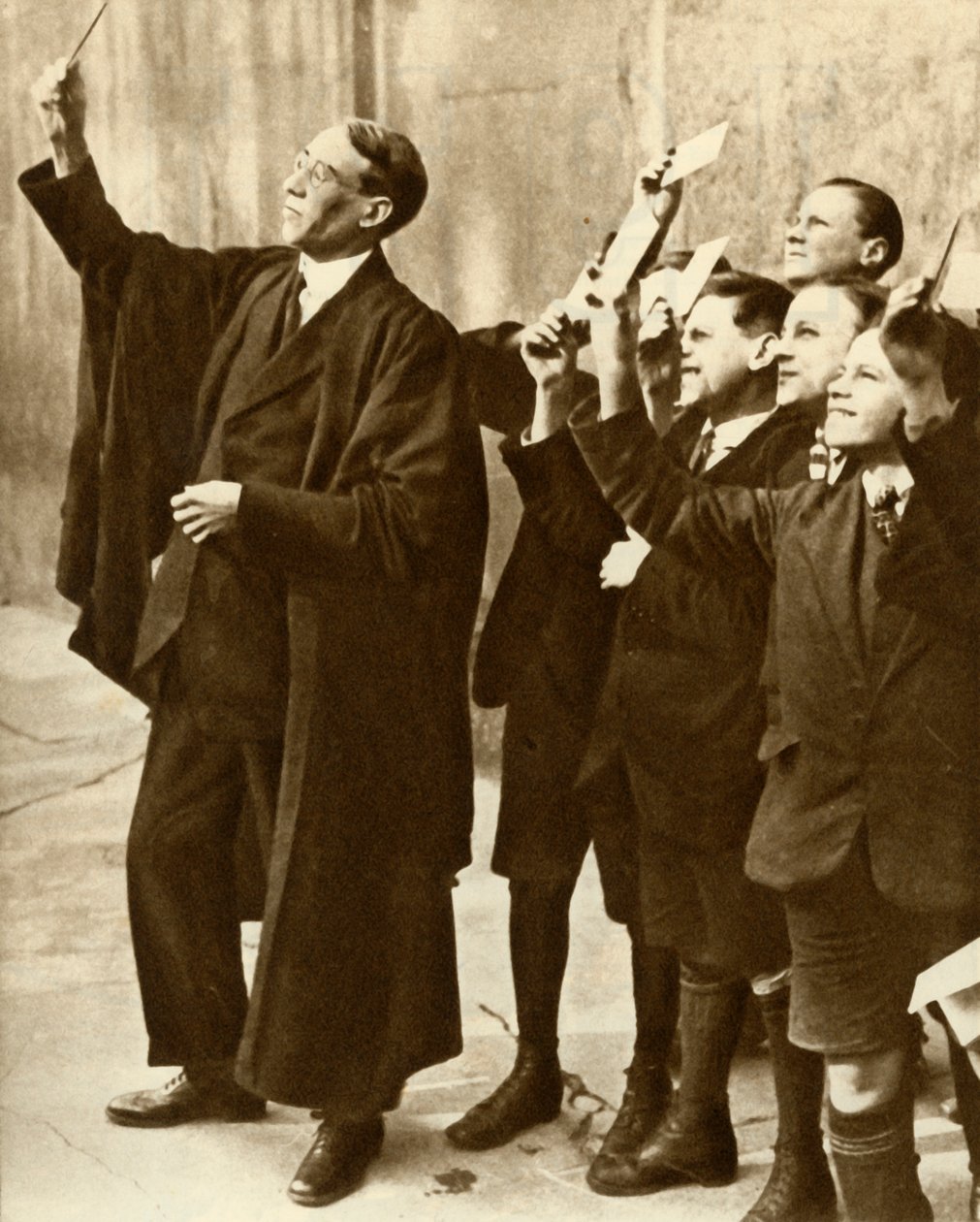 Iskolás fiúk és tanárok napfogyatkozást figyelve, Nagy-Britannia, 1921, 1935. alkotó: Unbekannt