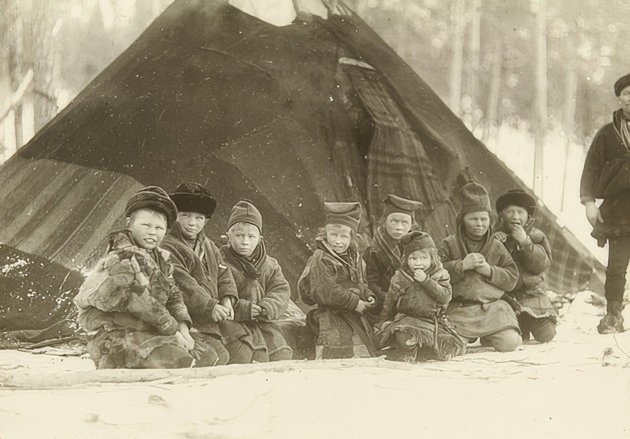 Svédország. Lappföldi gyerekek sátor előtt. 1900 körül alkotó: Unbekannt