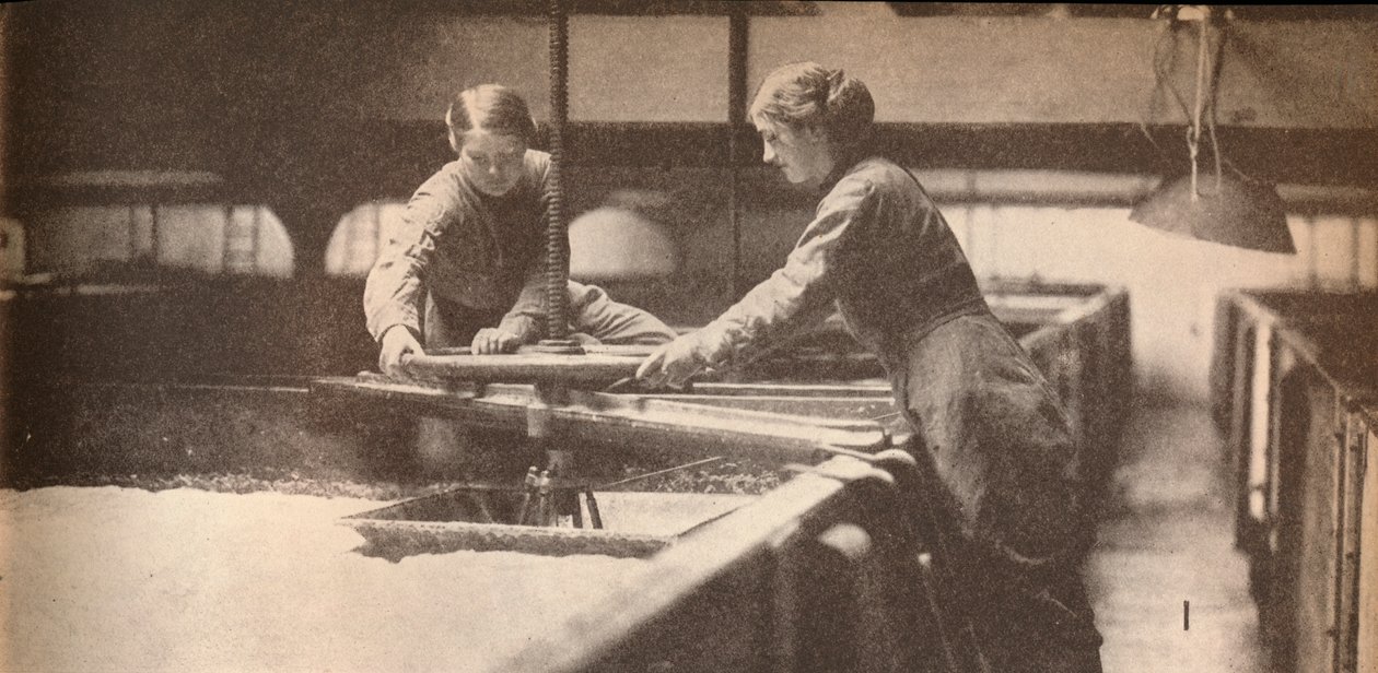 Az élesztő lecsavarása egy Burton-On-Trent sörfőzdében, c1916, 1935 alkotó: Unbekannt