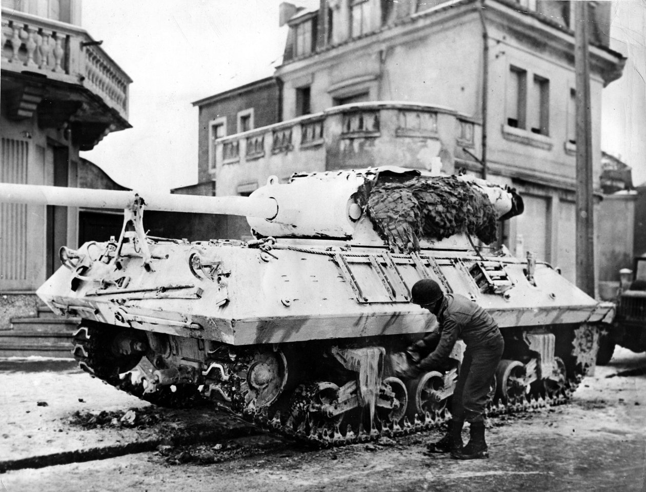 Második világháború (1939-1945) – II. világháború (II vagy II. világháború): Luxemburg 1944. december 20. körül: A német előrenyomulás déli oldalán egy amerikai katona fehér M36-os harckocsit festett, hogy alkalmazkodjon a meteorológiai viszonyokhoz alkotó: Unbekannt