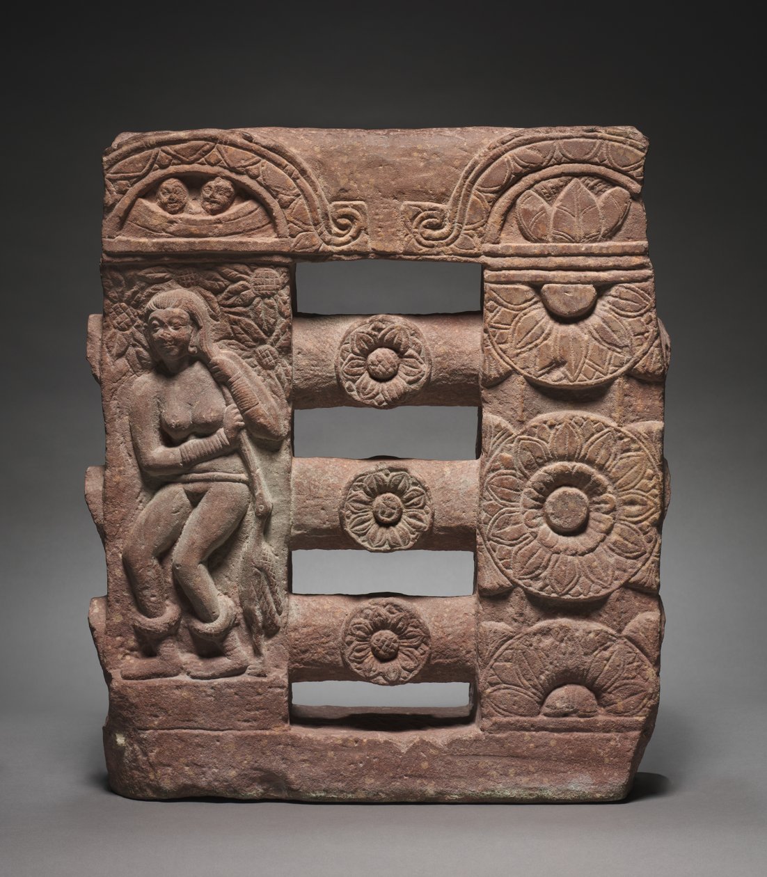 Monolit korlát szakasza fürdő- és lótusz érmekkel, c. 150-250. alkotó: Unbekannt
