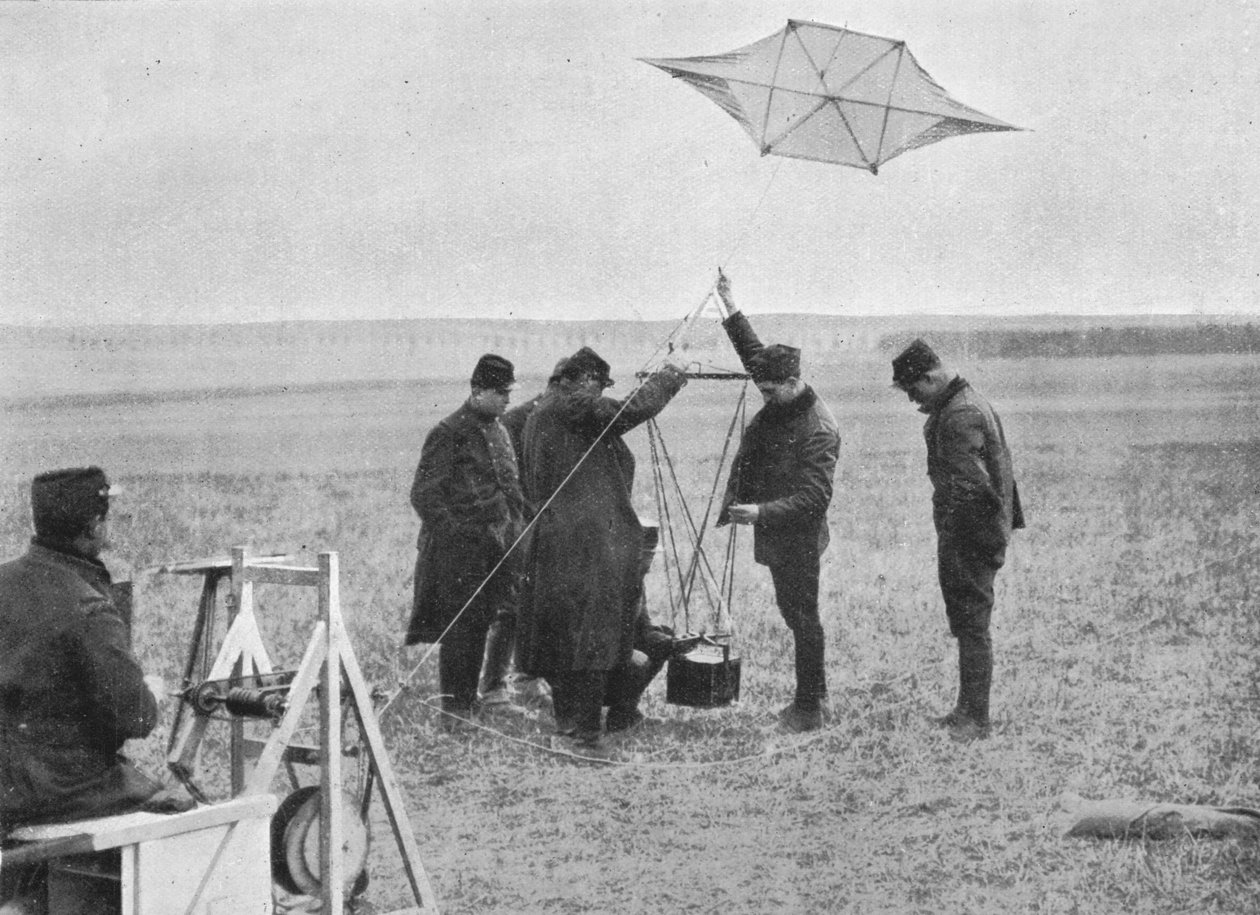 Az egyik francia harci sárkány feladása, amelyre kamera van rögzítve, 1914, 1915 alkotó: Unbekannt