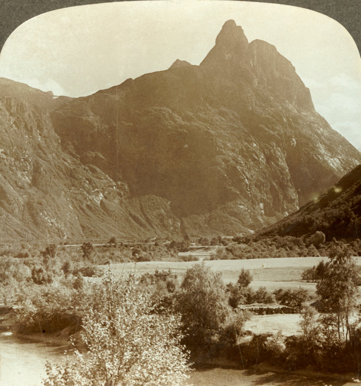 A Romdalshorn koronázó hegyfal éles csúcsai a Rauma folyó felett, Norvégia, 1905. alkotó: Unbekannt