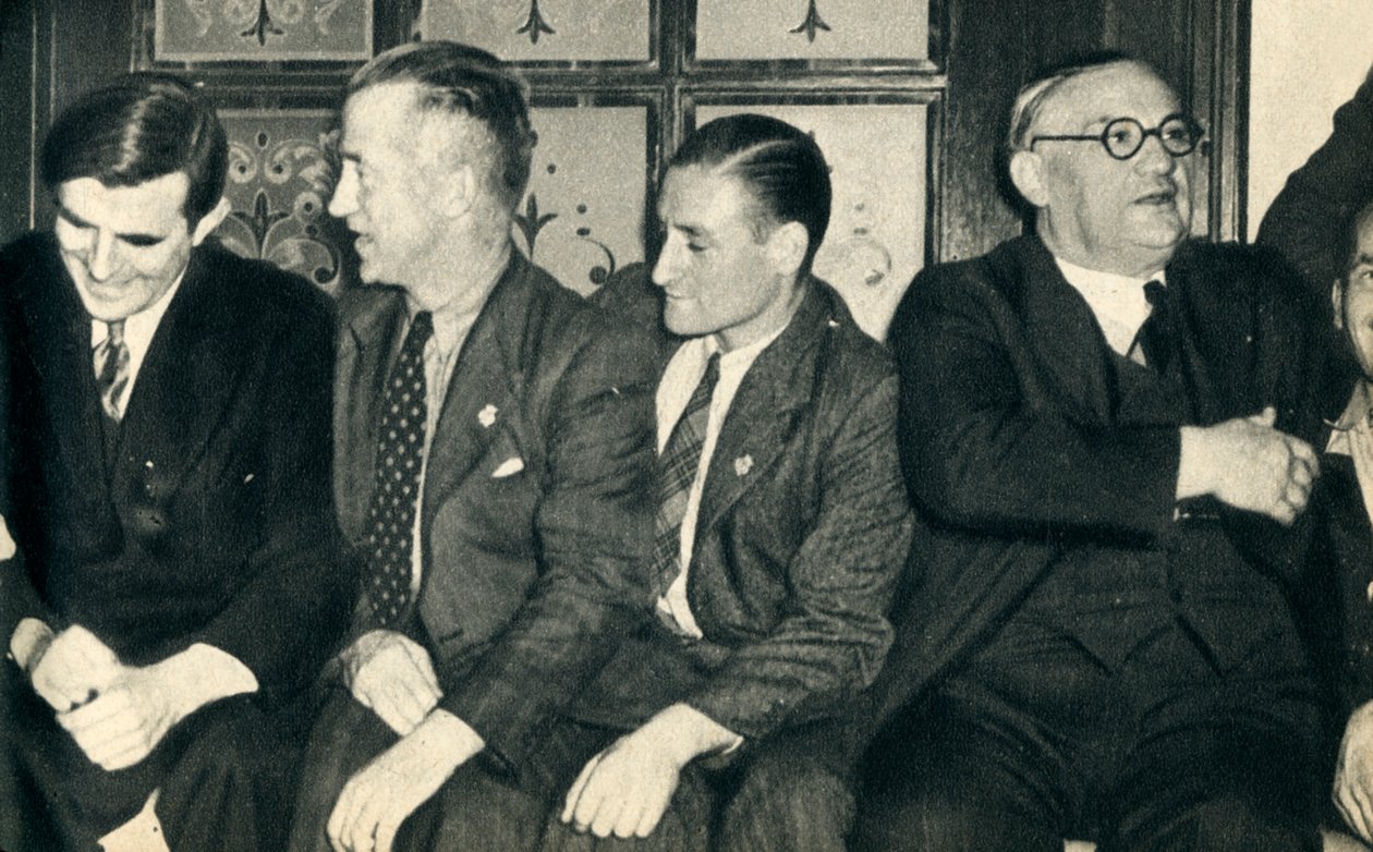 Hajóstársak partra. John G. Winant, Ernest Bevin, kereskedő tengerészekkel, 1942 alkotó: Unbekannt