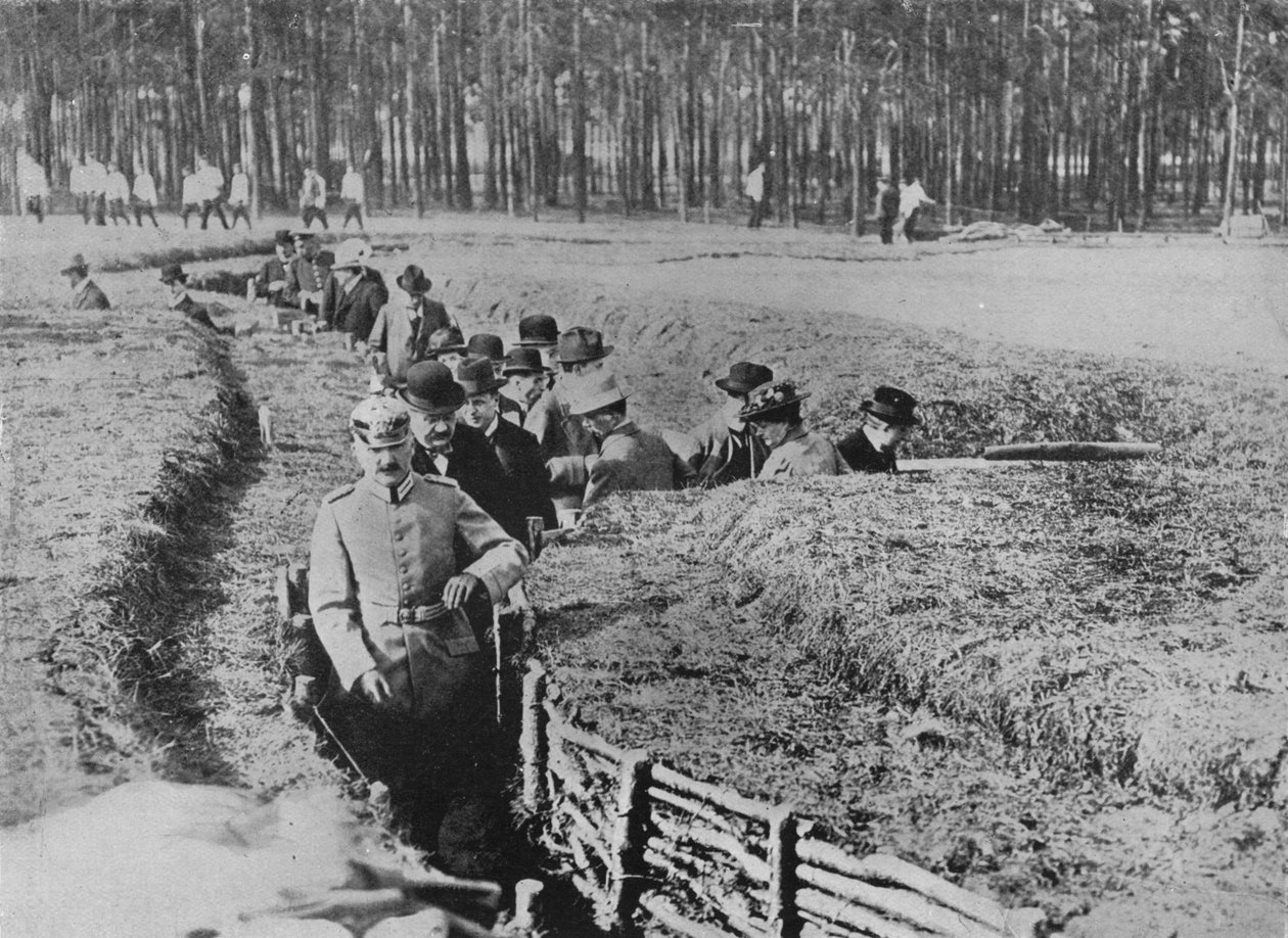 Civilek bemutatása a kiállítási árkok körül Berlin külvárosában, 1915 alkotó: Unbekannt