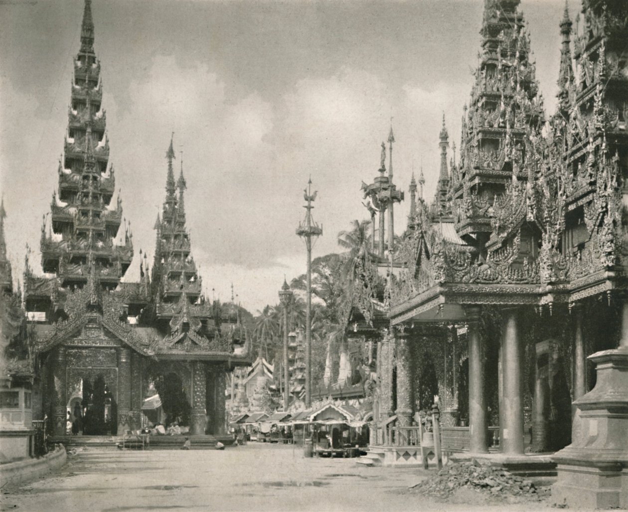 Nagy Harang szentély a Shwedagon pagodában, Yangon, 1900. alkotó: Unbekannt