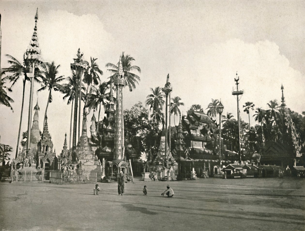 Szentélyek a Shwedagon pagodában, Yangon, 1900. alkotó: Unbekannt