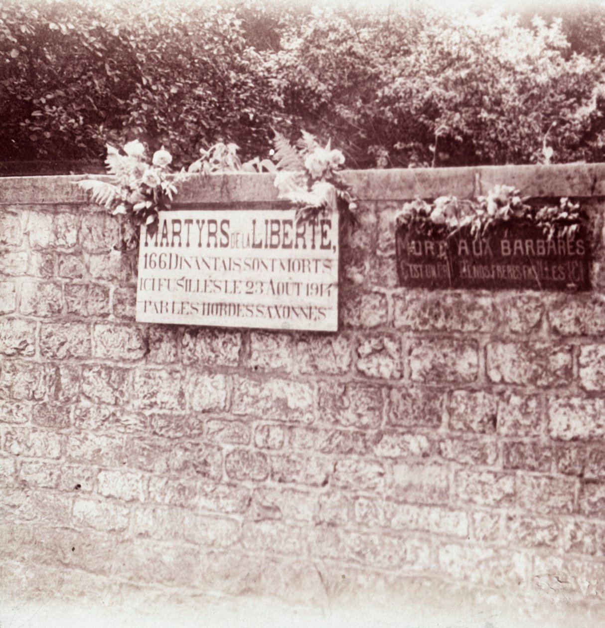 Jel a németek által lelőtt civilek emlékére, Dinant, Belgium, c1914-c1918 alkotó: Unbekannt