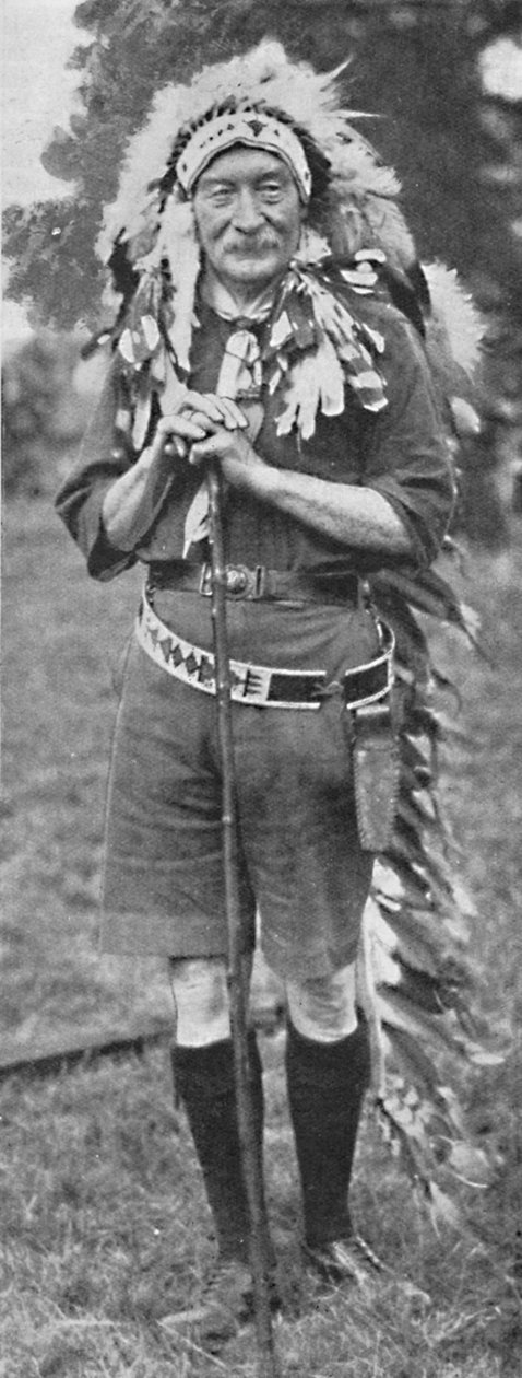 Sir Robert Baden-Powell, egy vörös indián törzs ruhájába öltözve, 1925. alkotó: Unbekannt