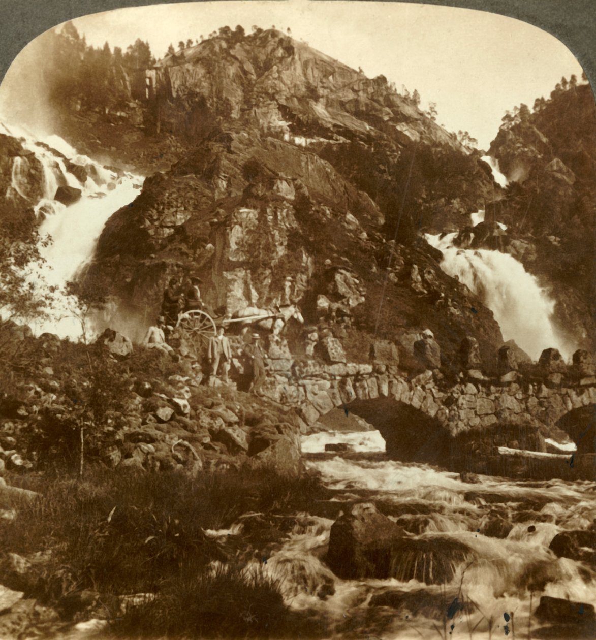 Skarafos és Lotefos ugrás a sziklákon, Nyugat-Norvégia, c1905. alkotó: Unbekannt