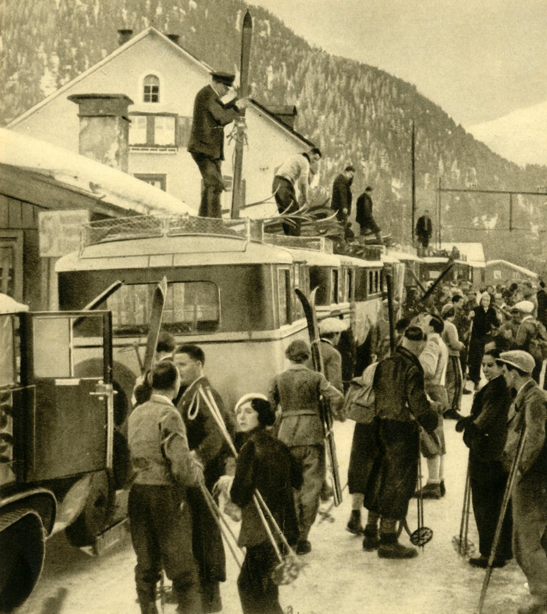 Síelők érkezése St Anton am Arlbergbe, Ausztria, 1935. alkotó: Unbekannt