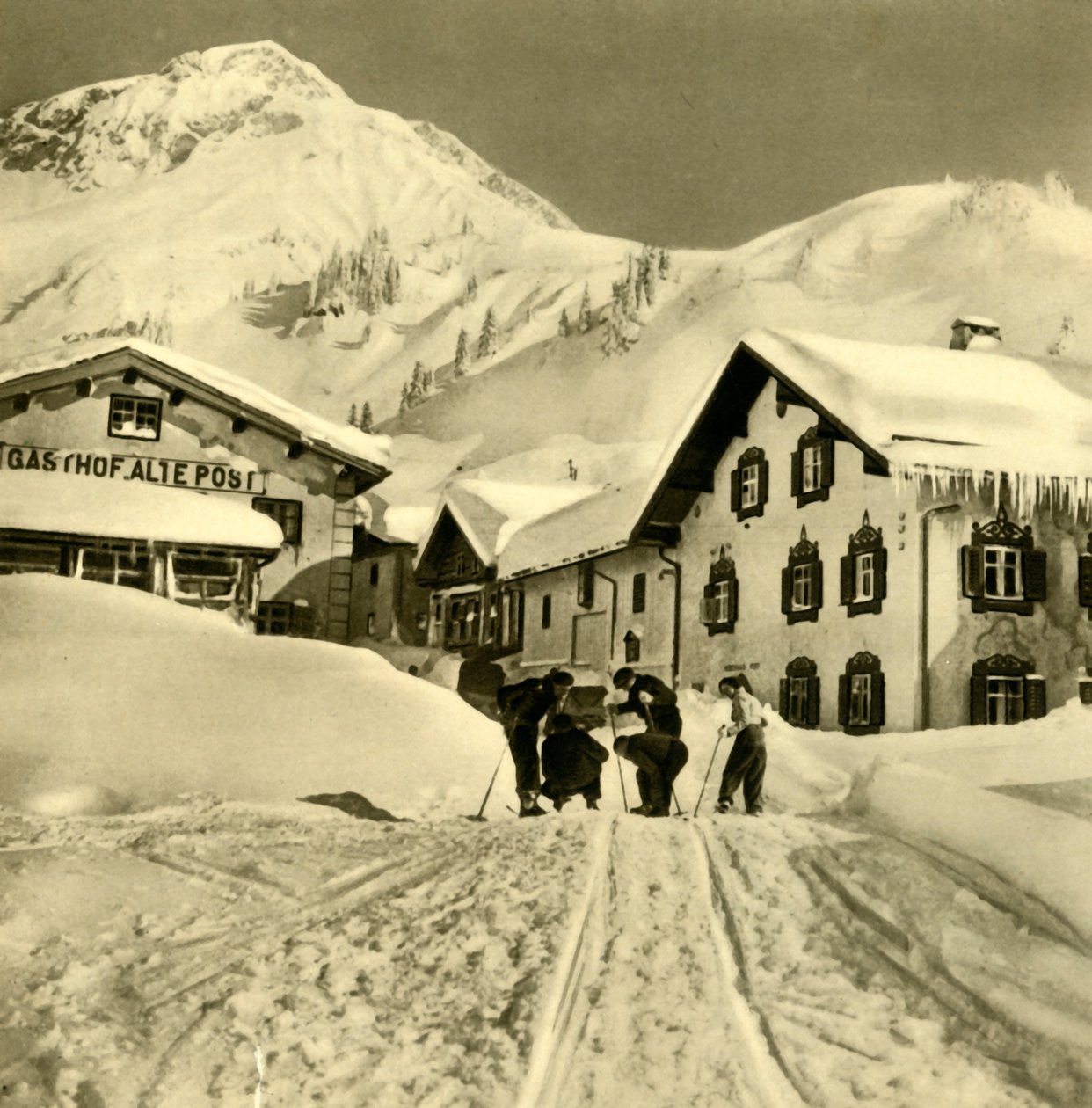 Síelők Stuben am Arlbergben, Vorarlberg, Ausztria, 1935. alkotó: Unbekannt