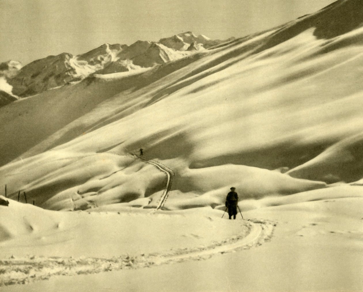 Síelés Felső Schlossalmban, Bad Hofgastein közelében, Ausztriában, 1935. alkotó: Unbekannt