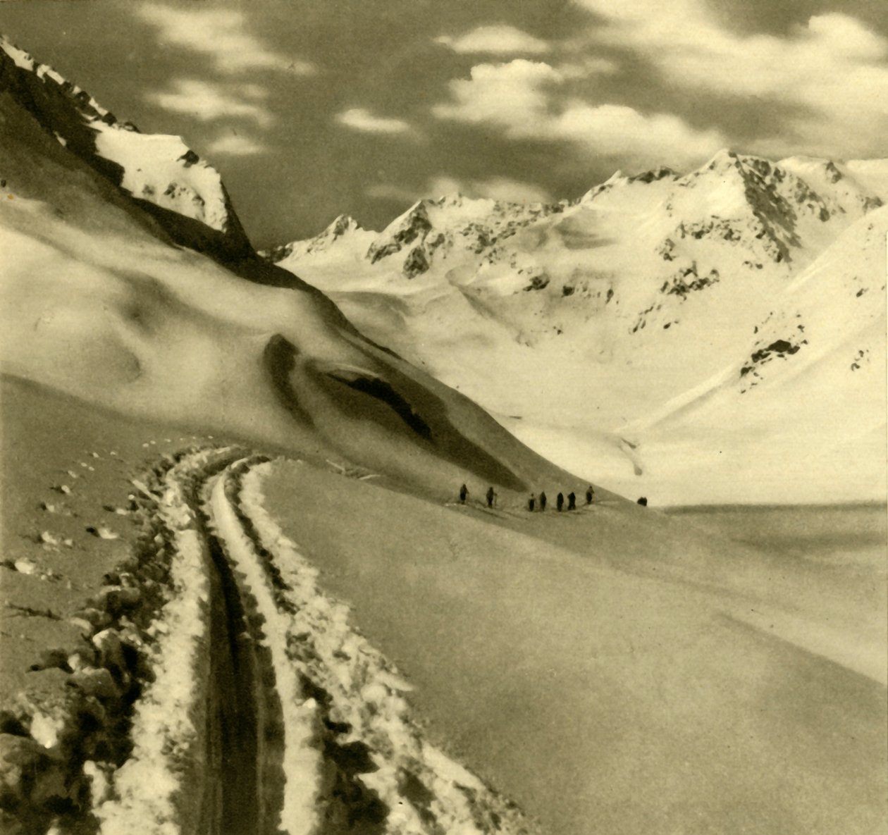 Síelés az Alpeiner Ferner gleccseren a Stubai Alpokban, Ausztria, 1935. alkotó: Unbekannt