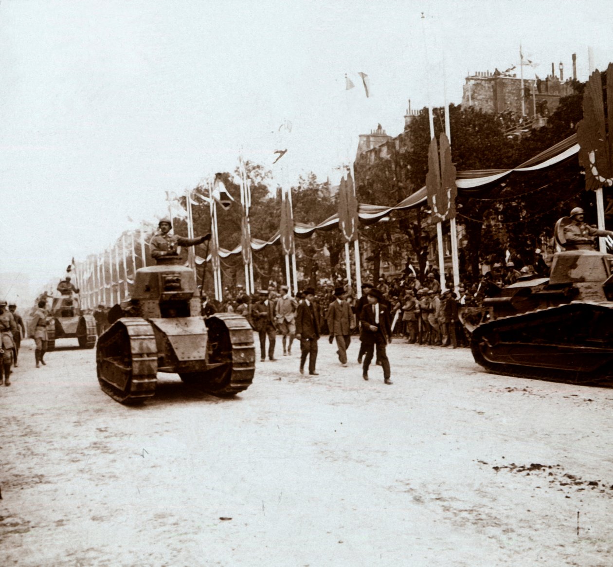 Kis tankok, győzelmi felvonulás, Párizs, Franciaország, c1918-c1919 alkotó: Unbekannt
