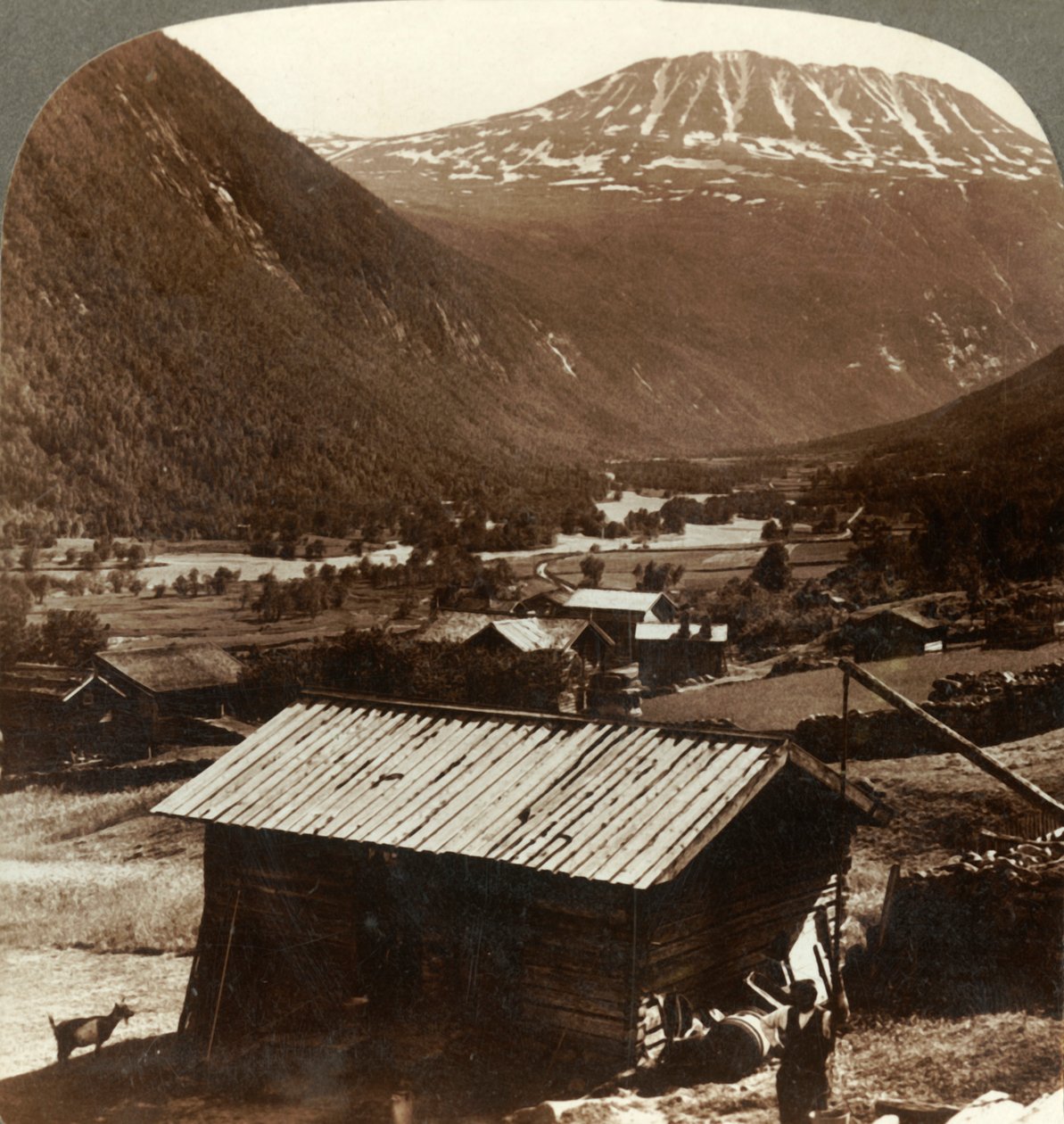 A Gausta-hegy havas magassága 6180 láb, csendes otthonok felett a Maan-völgyben, Norvégiában, 1905-ben. alkotó: Unbekannt