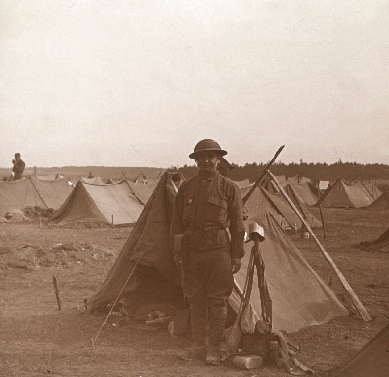 Sátorban álló katona, amerikai tábor, Melette, Franciaország, c1914-c1918. alkotó: Unbekannt