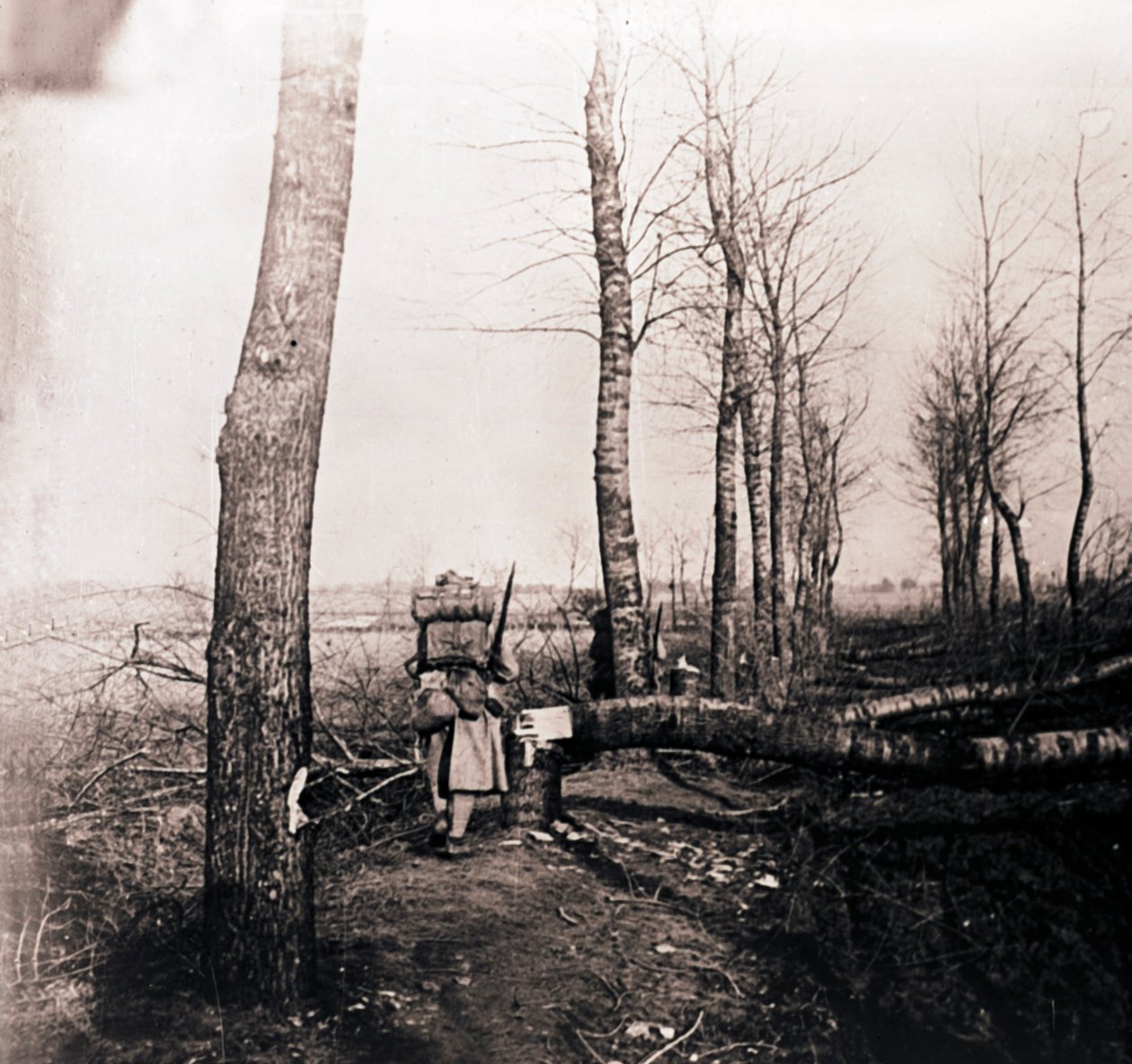 Katona csomaggal a hátán, c1914-c1918 alkotó: Unbekannt